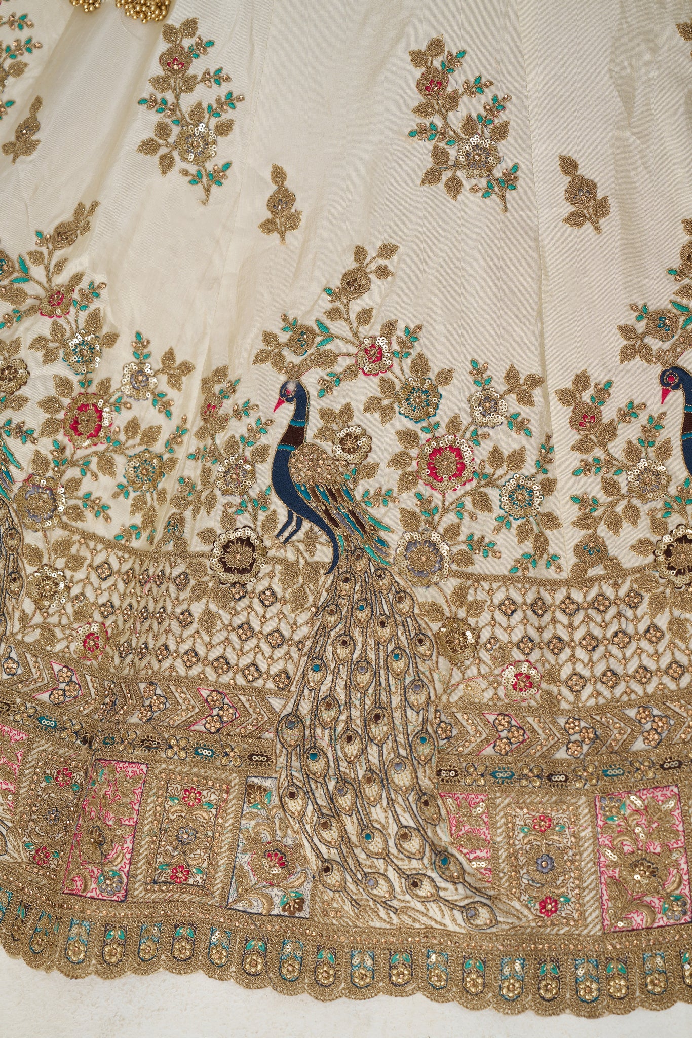 WHITE ZARI SILK BRIDAL LEHENGA WITH INTRICATE EMBROIDERY